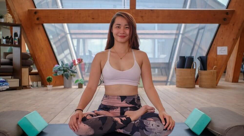 Alt-txt: woman sitting in a yoga pose