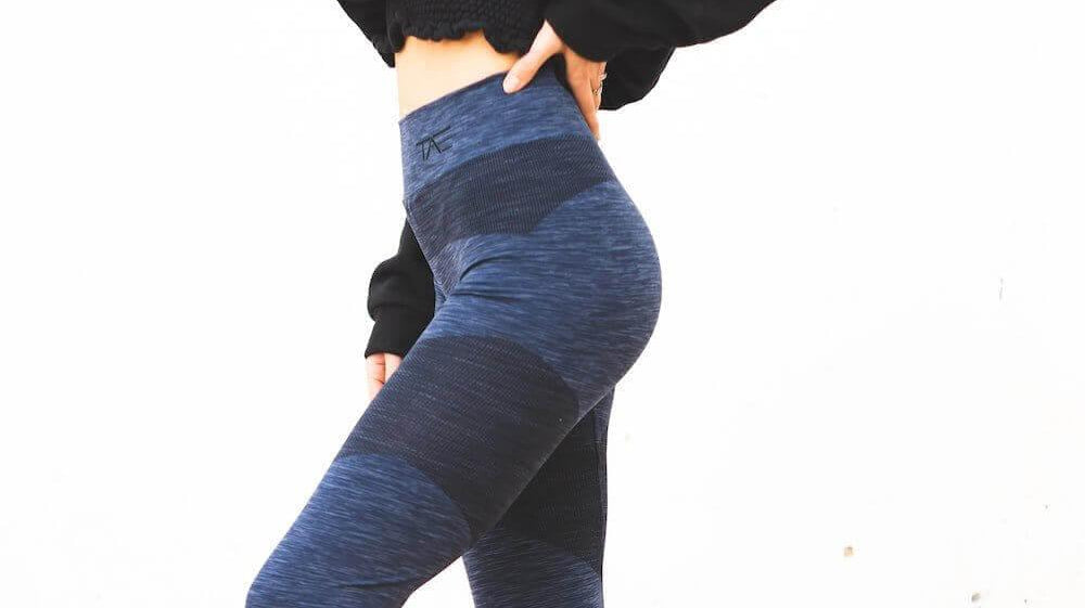 Alt-txt: woman wearing legging