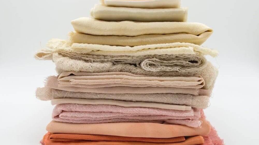 Alt-txt: a pile of different colored cotton fabrics