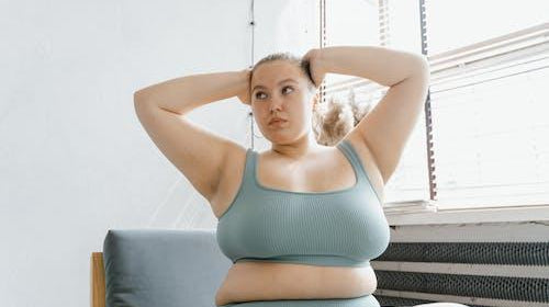 Alt-txt: woman wearing workout clothes