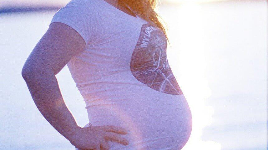 When is the Right Time to Switch to Maternity Clothes?