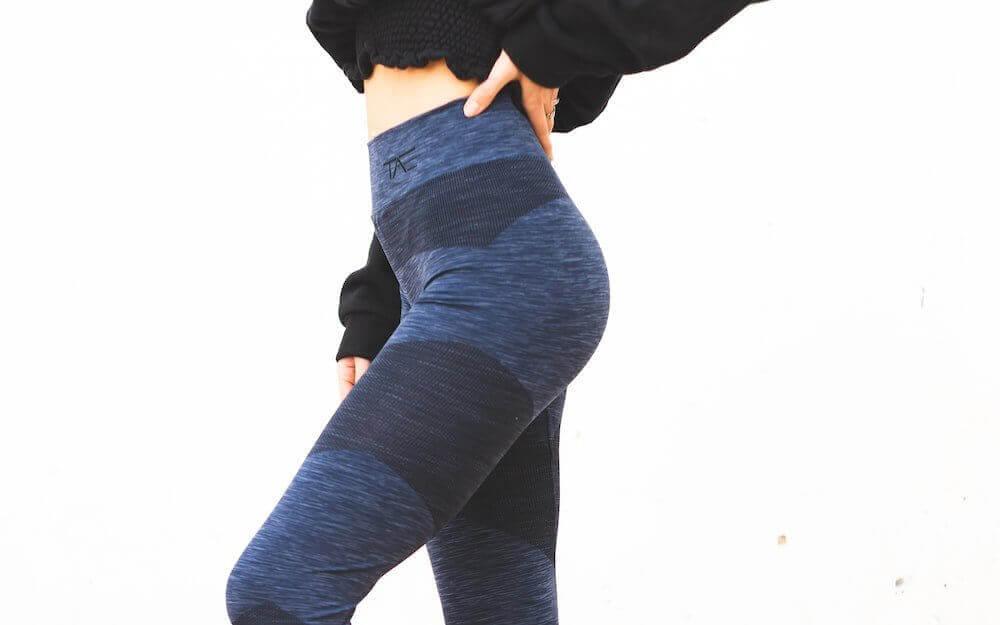 Alt-txt: woman wearing legging 