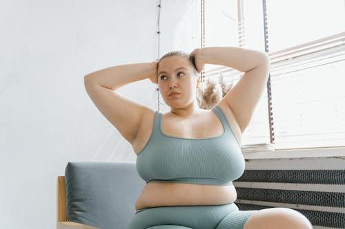 Alt-txt: woman wearing workout clothes 